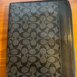 Coach Zip Around Case in Signature Canvas - Black